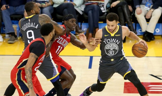  霍勒迪抢断反击一条龙，雄鹿末节发力战胜尼克斯